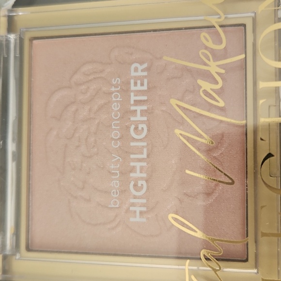 Essential makeup collection Nwt - Picture 3 of 4